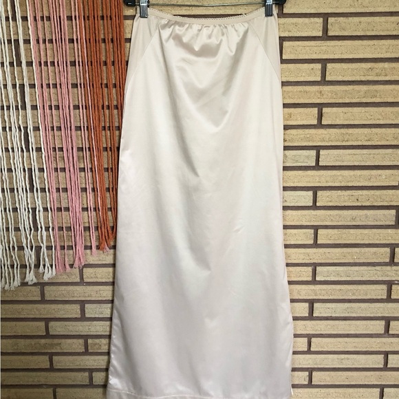 70's Nude/Beige 3/4 Length Slip - Nude Slip - Size 6 -Beige Slip - Straight Slip - Picture 2 of 10